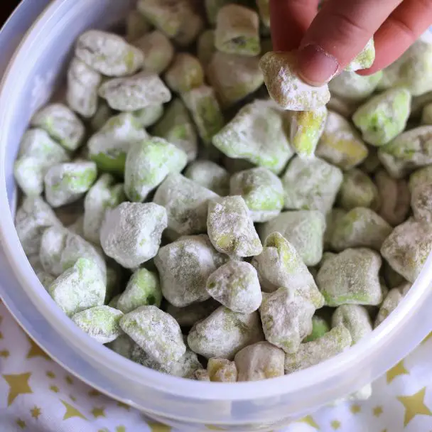 Bring back the joy of family gatherings with this simple and delightful Pistachio Puppy Chow recipe. Save it today!