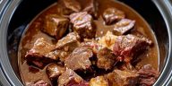 ender slow cooker cubed beef recipe with rich flavors and minimal ingredients, perfect for easy and delicious dinners.