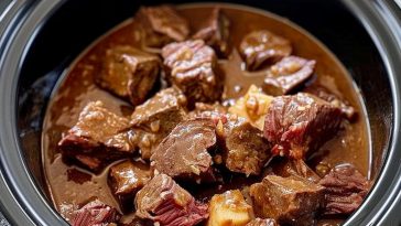 ender slow cooker cubed beef recipe with rich flavors and minimal ingredients, perfect for easy and delicious dinners.